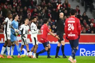 L'arbitre Eric Wattellier explique la raison de l'expulsion d'Alexsandro