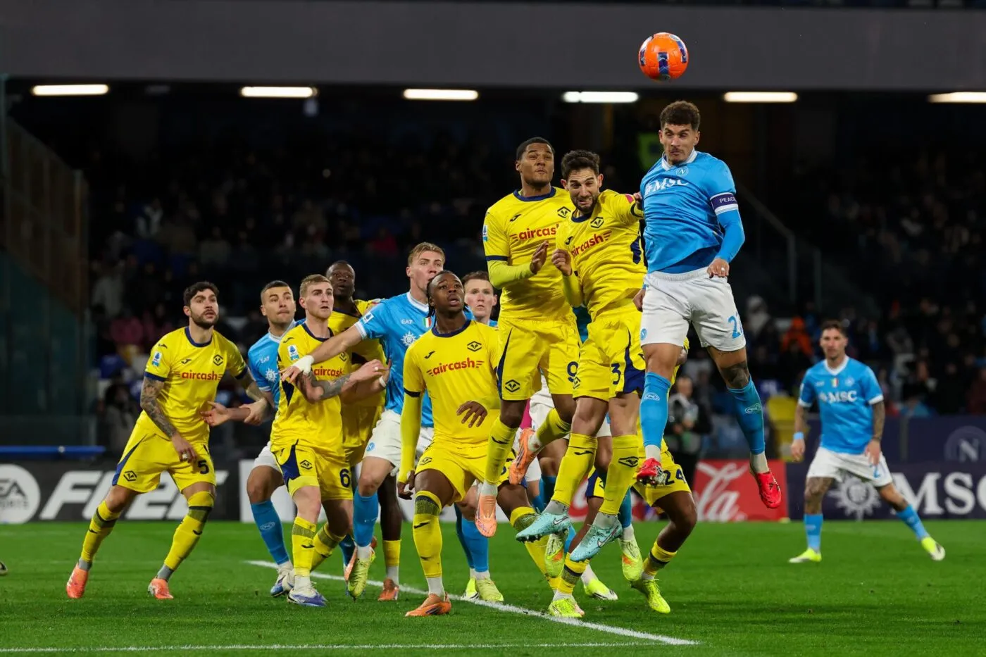 Naples se rattrape contre le Hellas Vérone, mais perd de précieux points