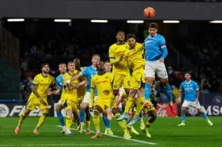 Naples se rattrape contre le Hellas Vérone, mais perd de précieux points