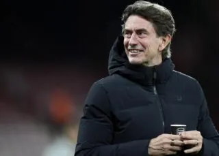 La défense de Thomas Frank après avoir bu dans un gobelet Arsenal