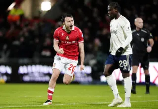 FA Cup : Le club de Ryan Reynolds tape Nottingham Forest, Dyche pète un boulon