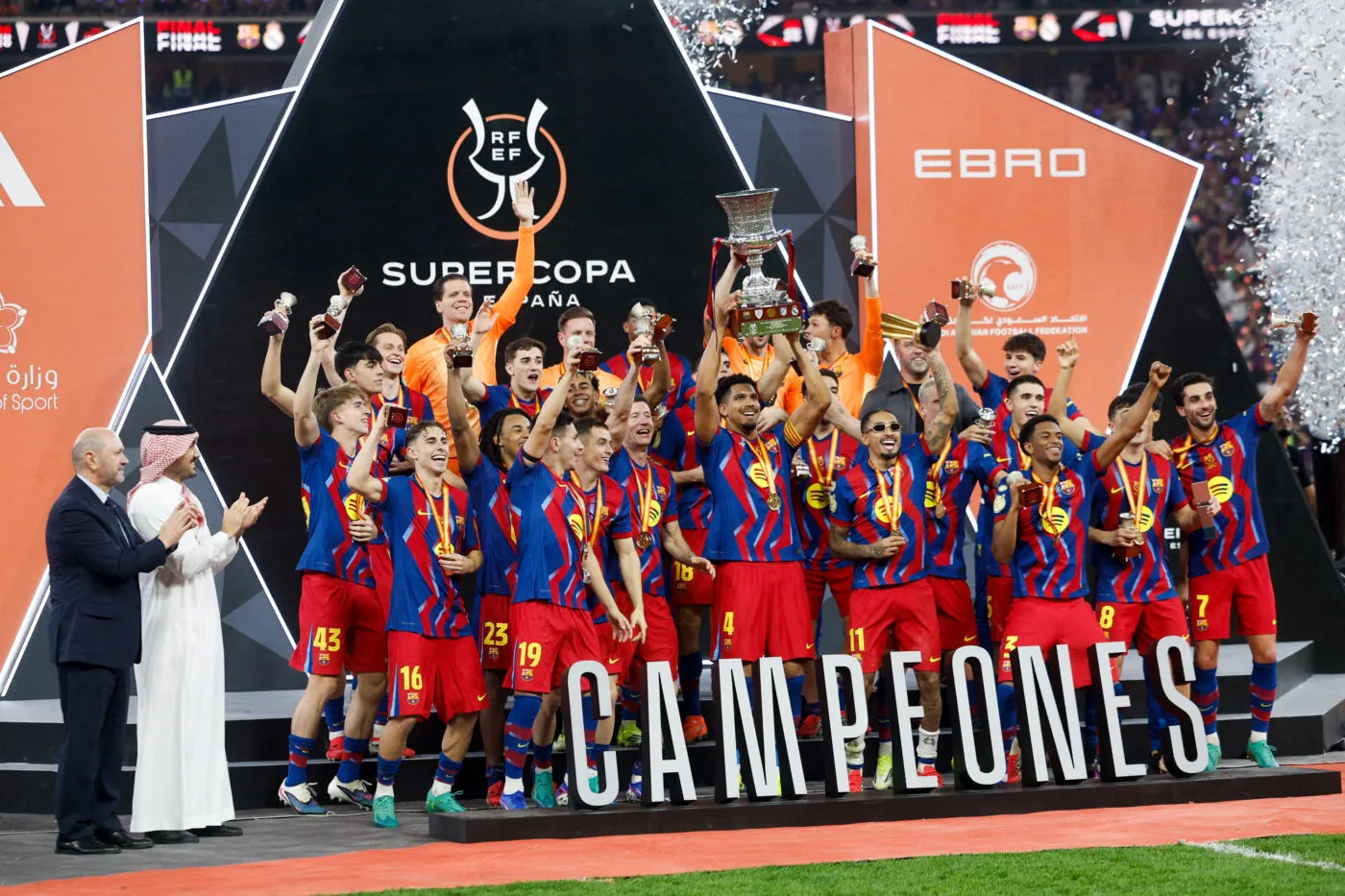 Les joueurs du Barça laissent un revenant soulever le trophée de la Supercopa