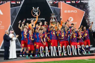 Les joueurs du Barça laissent un revenant soulever le trophée de la Supercopa