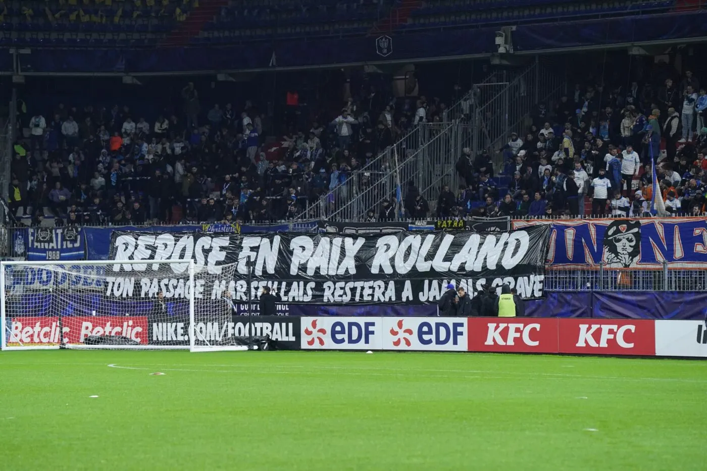 Les supporters marseillais rendent un dernier hommage à Rolland Courbis