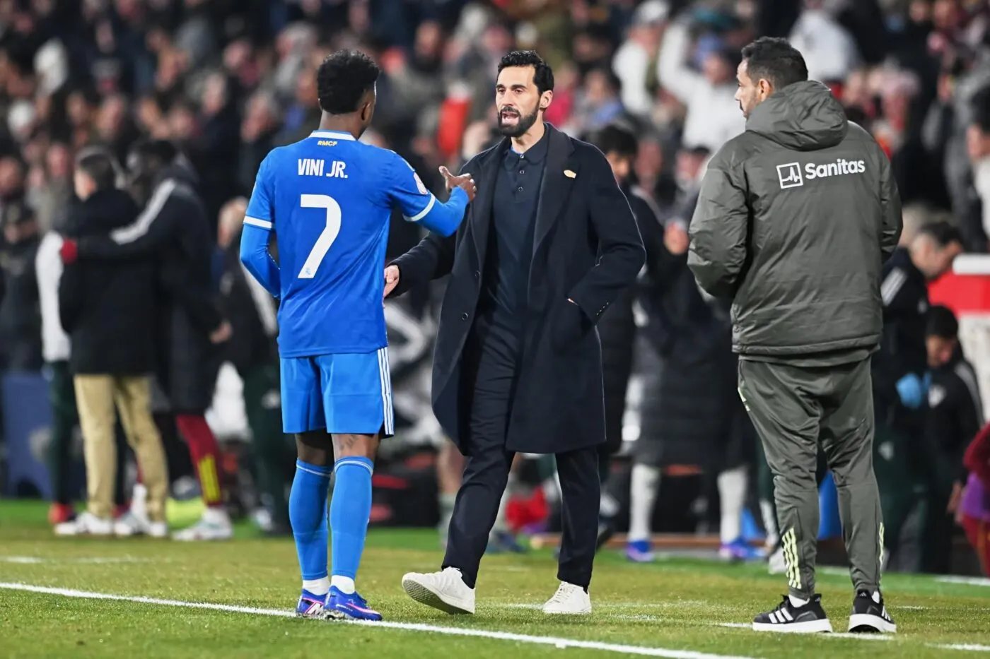 Álvaro Arbeloa câline Vinícius et son équipe après l’élimination du Real Madrid