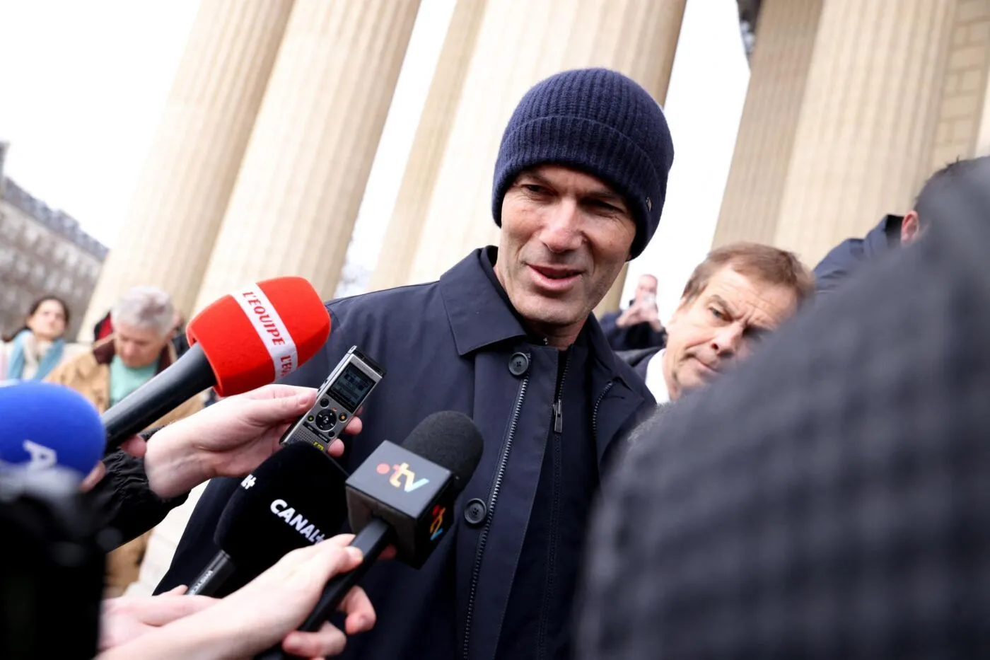 Zidane ne peut jamais être tranquille, même aux obsèques de Rolland Courbis