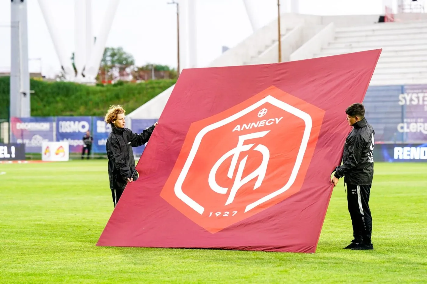 Le proprio d’un gros club de Premier League va mettre des billes dans Annecy