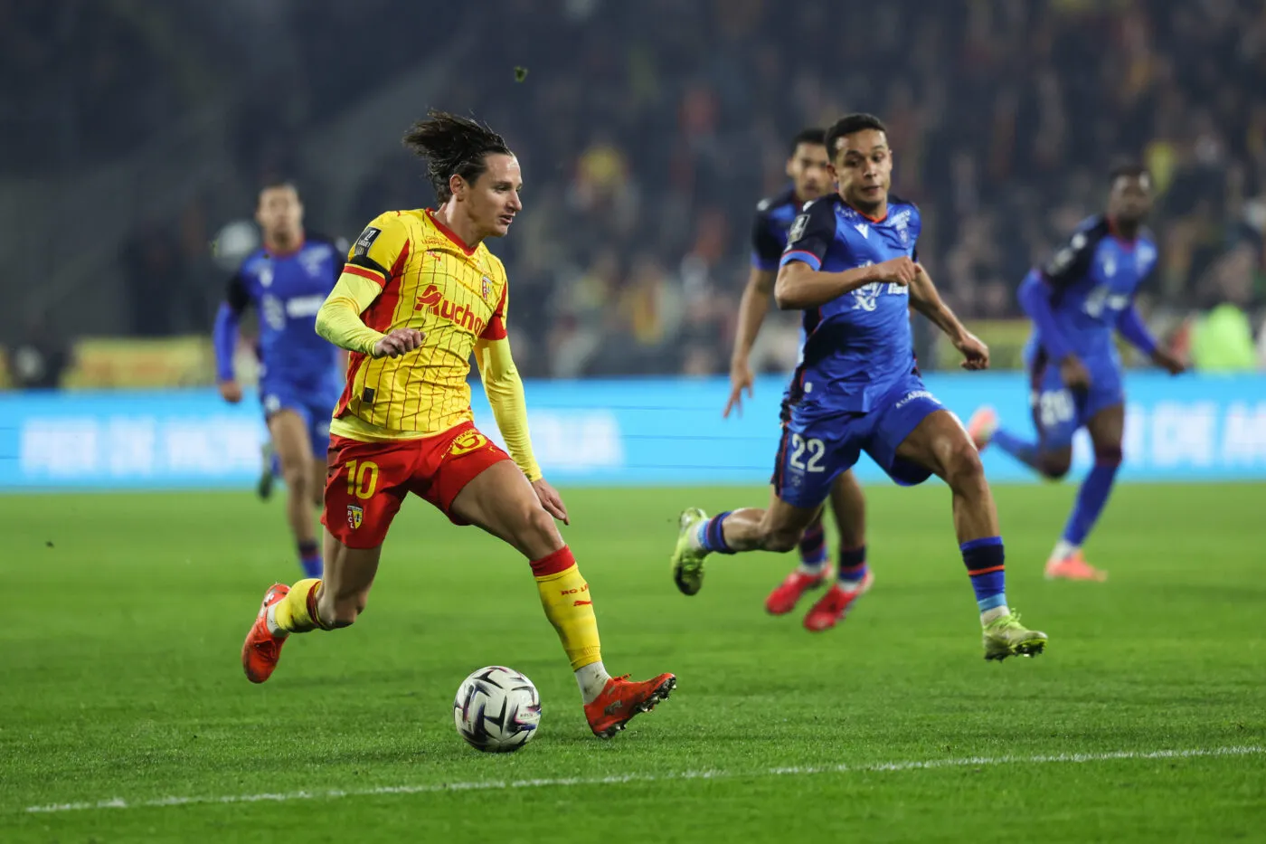 Difficile tombeur d’Auxerre, un Lens record repasse leader