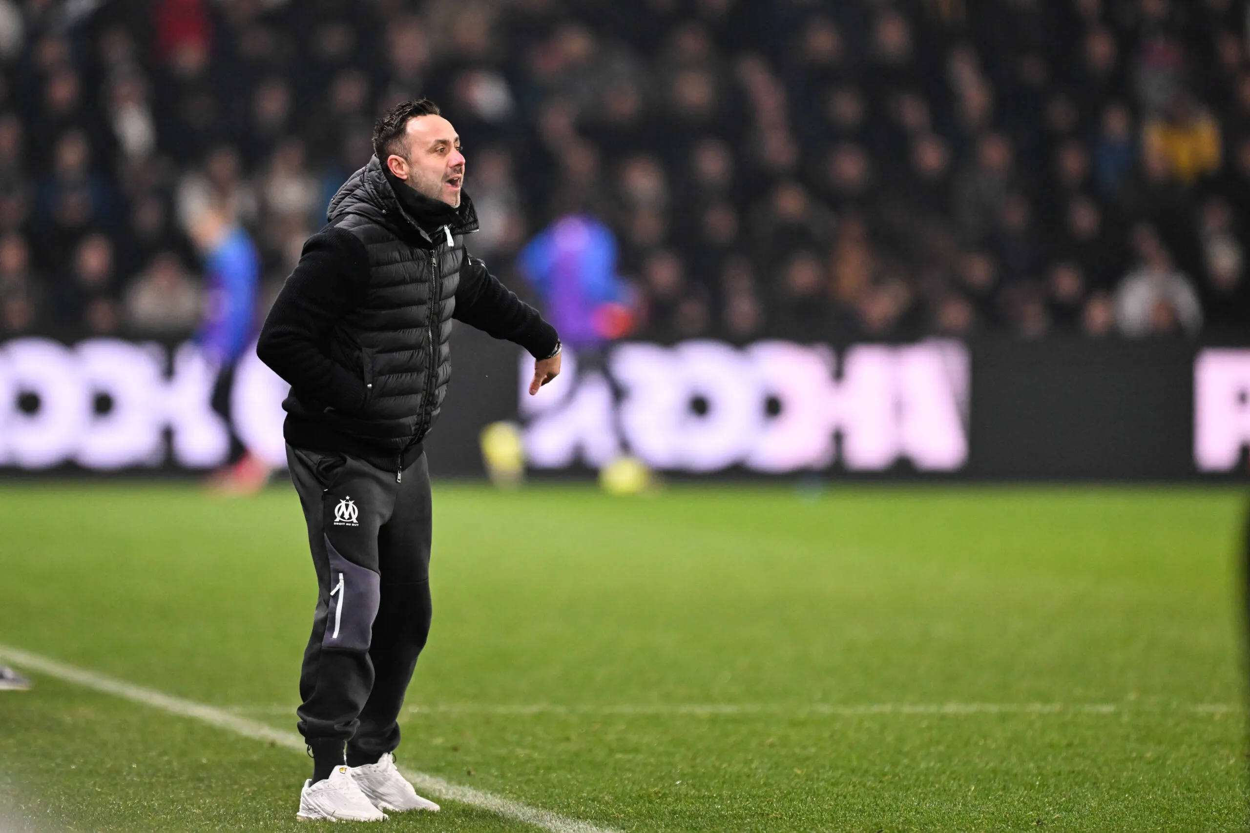 Espérons qu’il ne garde pas ce survêt fétiche pendant dix matchs, parce que ça ne lui va vraiment pas.