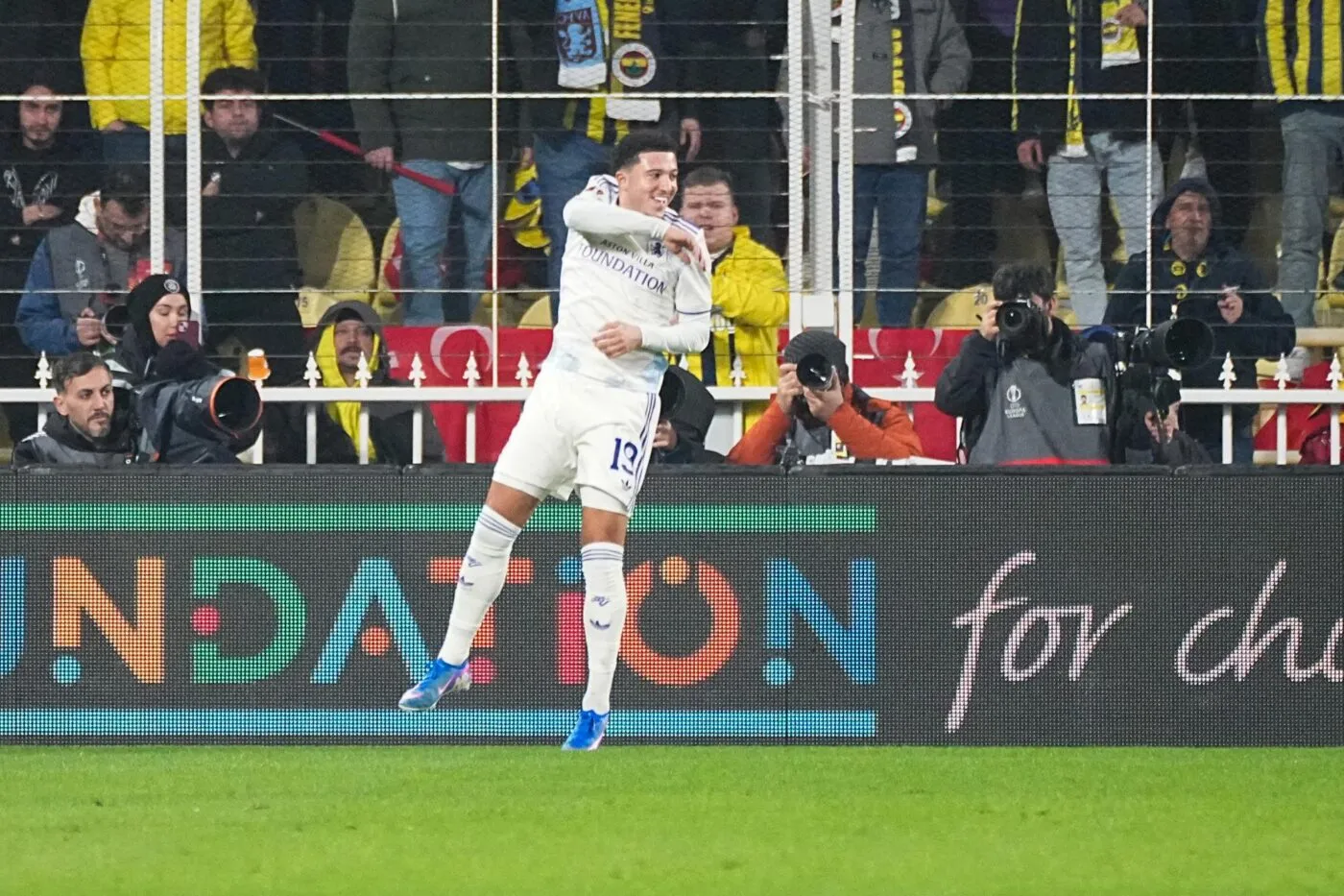 Premier but avec Aston Villa pour Jadon Sancho !