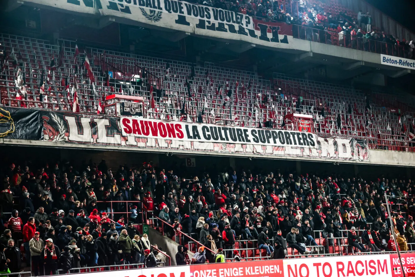 Sur les nerfs, des supporters du Standard débarquent dans le vestiaire pour régler leurs comptes