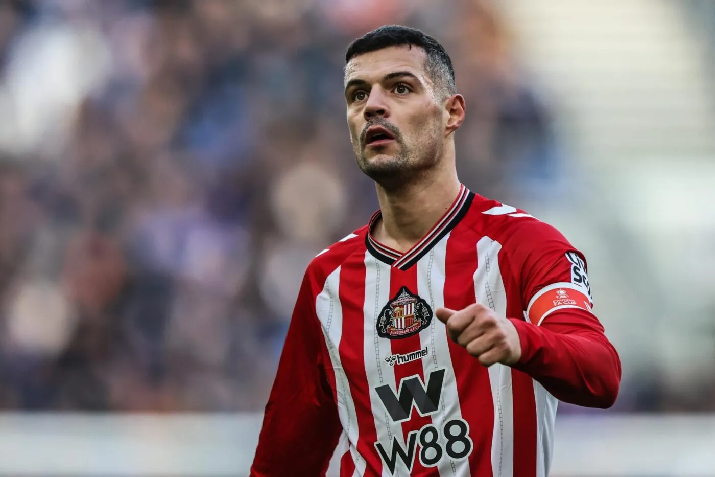 Granit Xhaka proche d'en venir aux mains avec un supporter adverse