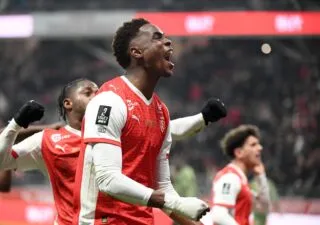 Ligue 2 : Reims fait tomber Saint-Étienne et monte sur le podium