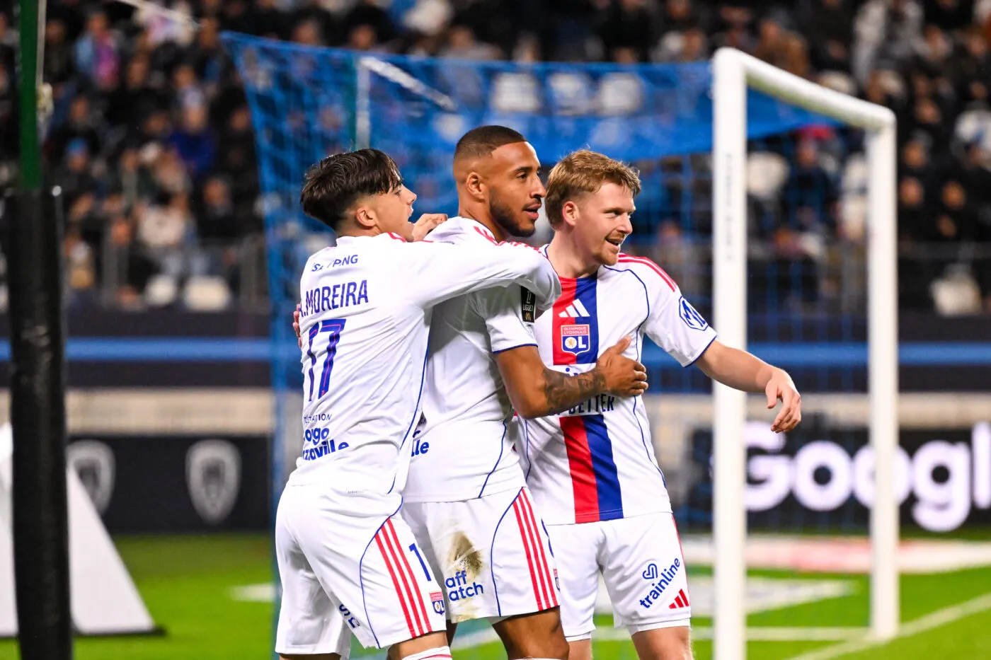 Pavel Šulc tresse des lauriers à Corentin Tolisso