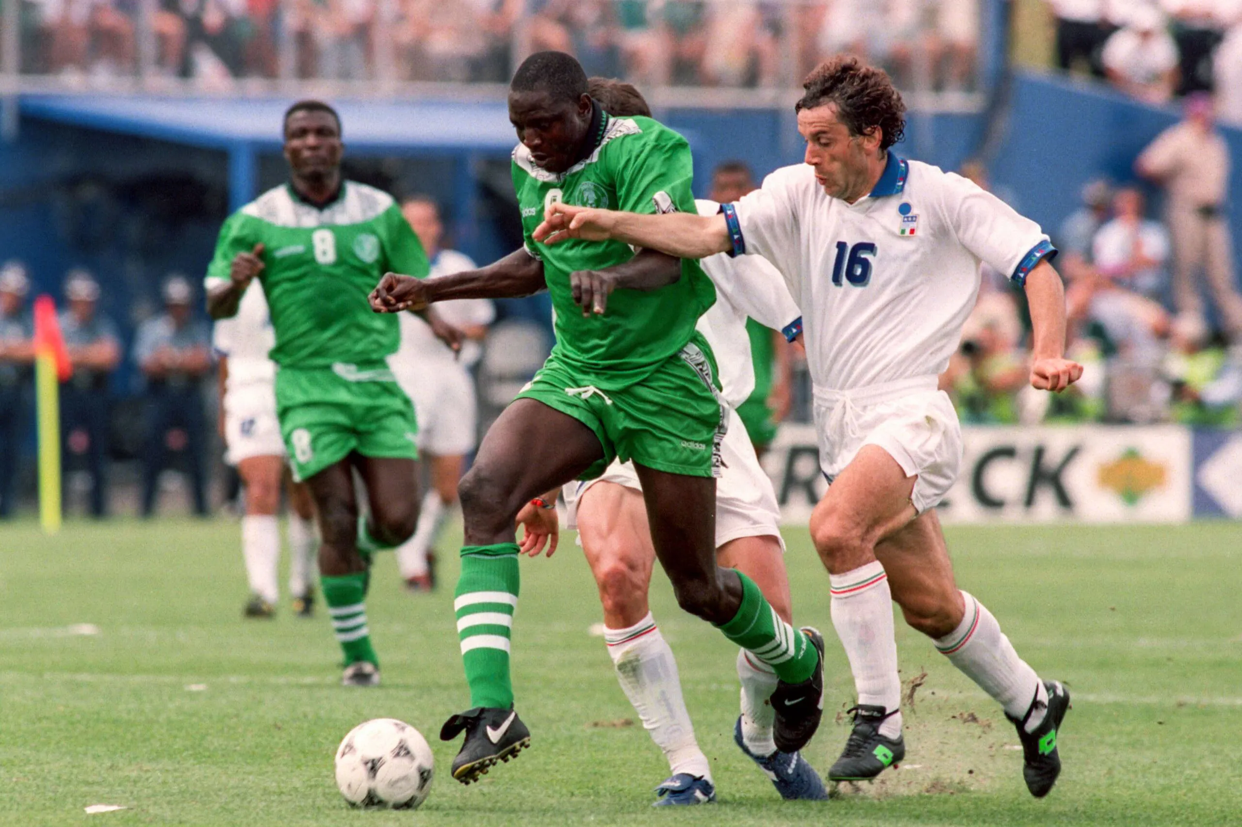 Rasheed Yekini face à l’Italie de Roberto Donadoni à la Coupe du monde 1994.