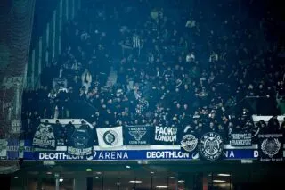 Le vibrant hommage rendu devant le stade PAOK aux sept supporters décédés sur la route de Lyon