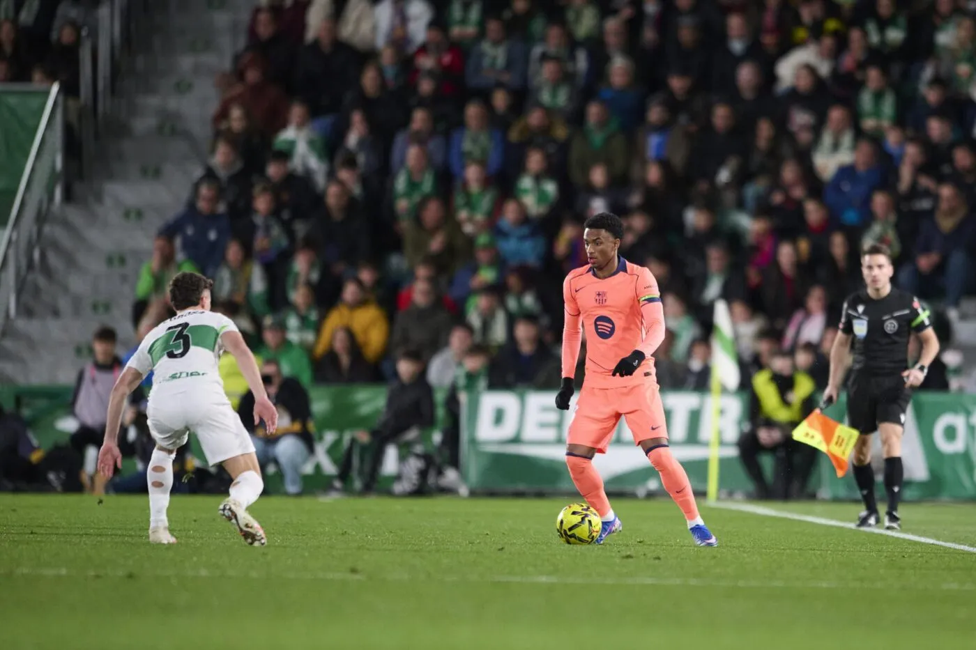 Victorieux à Elche, le Barça garde le Real à distance