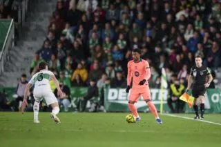 Victorieux à Elche, le Barça garde le Real à distance