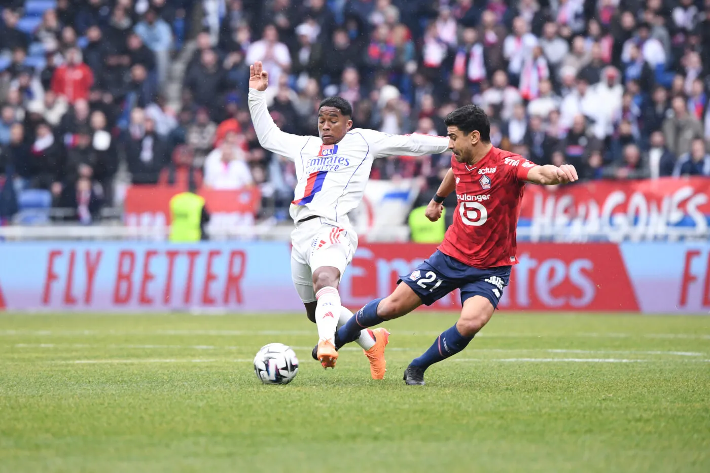 ENDRICK of Olympique Lyonnais and Benjamin ANDRE of Lille  during the Ligue 1 McDonald's match between Lyon and Lille at Groupama Stadium on February 1, 2026 in Lyon, France. (Photo by Philippe Lecoeur/FEP/Icon Sport)   - Photo by Icon Sport