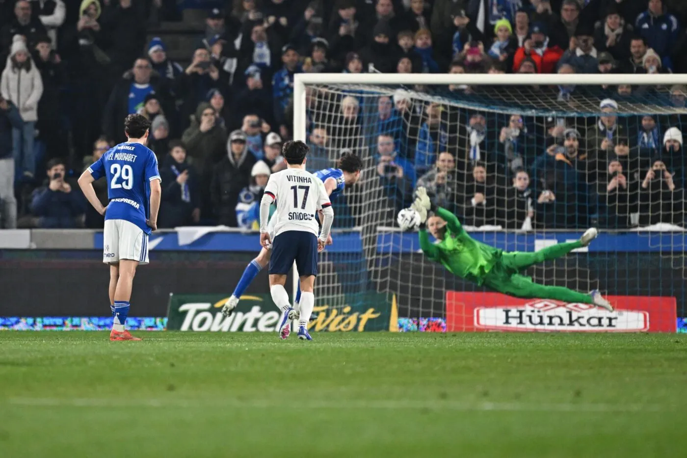 Luis Enrique caresse Safonov dans le sens du poil