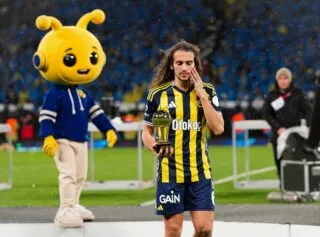 Mattéo Guendouzi visé par un jet de bouteille