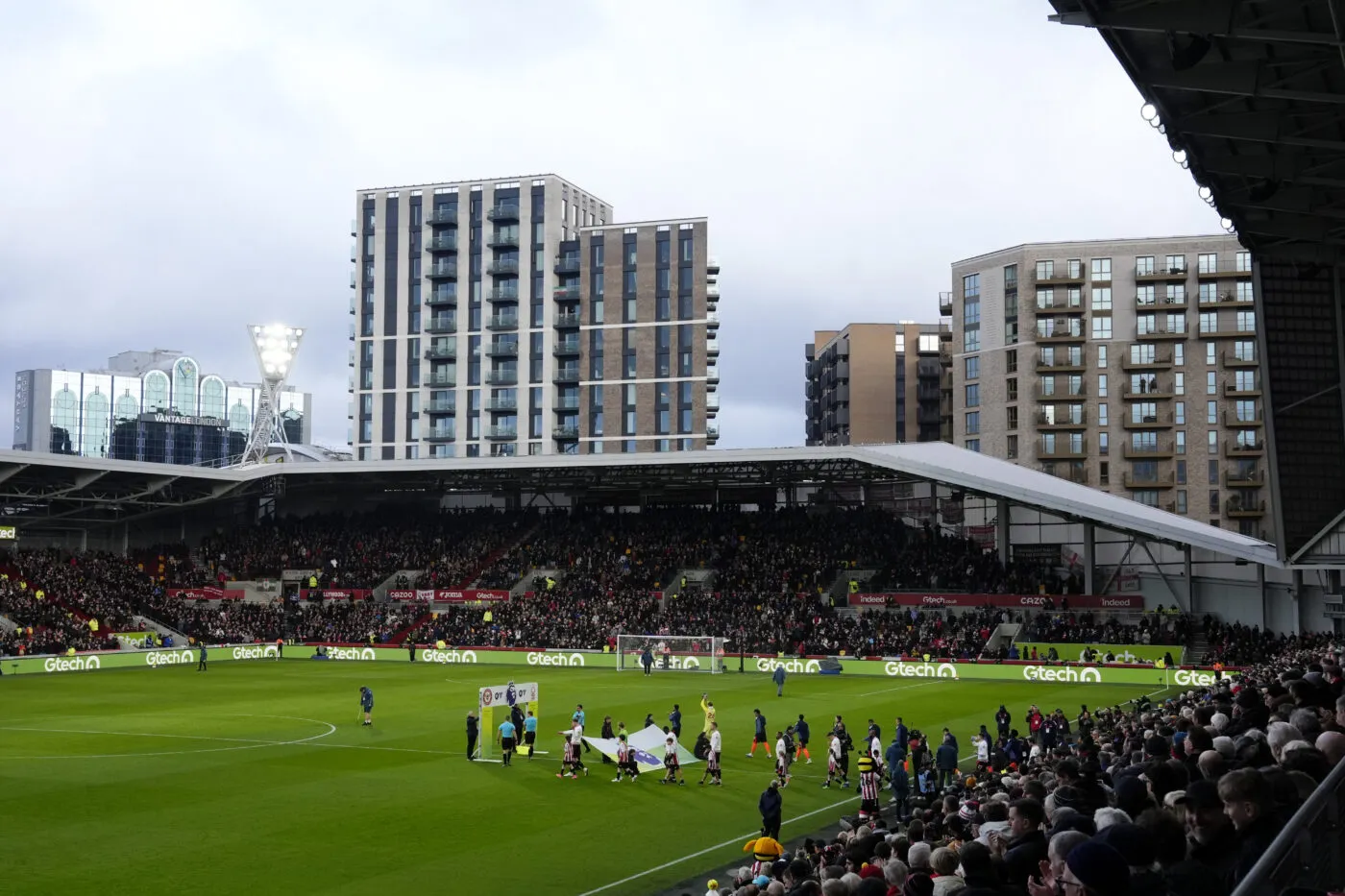 Pourquoi 36 matchs vont débuter plus tard en Angleterre