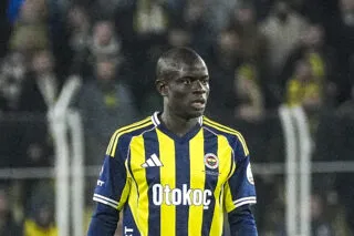 Pour sa 1ère, Kanté apprend à faire la fête avec les supporters de Fenerbahçe
