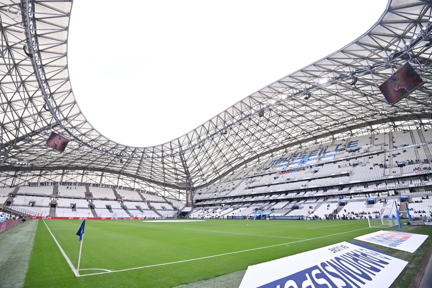 Virages vides et banderoles frondeuses : début de match sous tension à Marseille