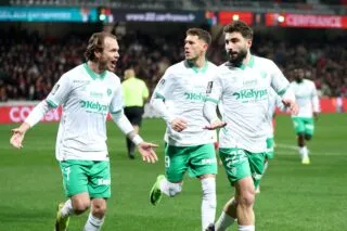 Saint-Étienne s’impose à Guingamp et se replace dans la course à la montée