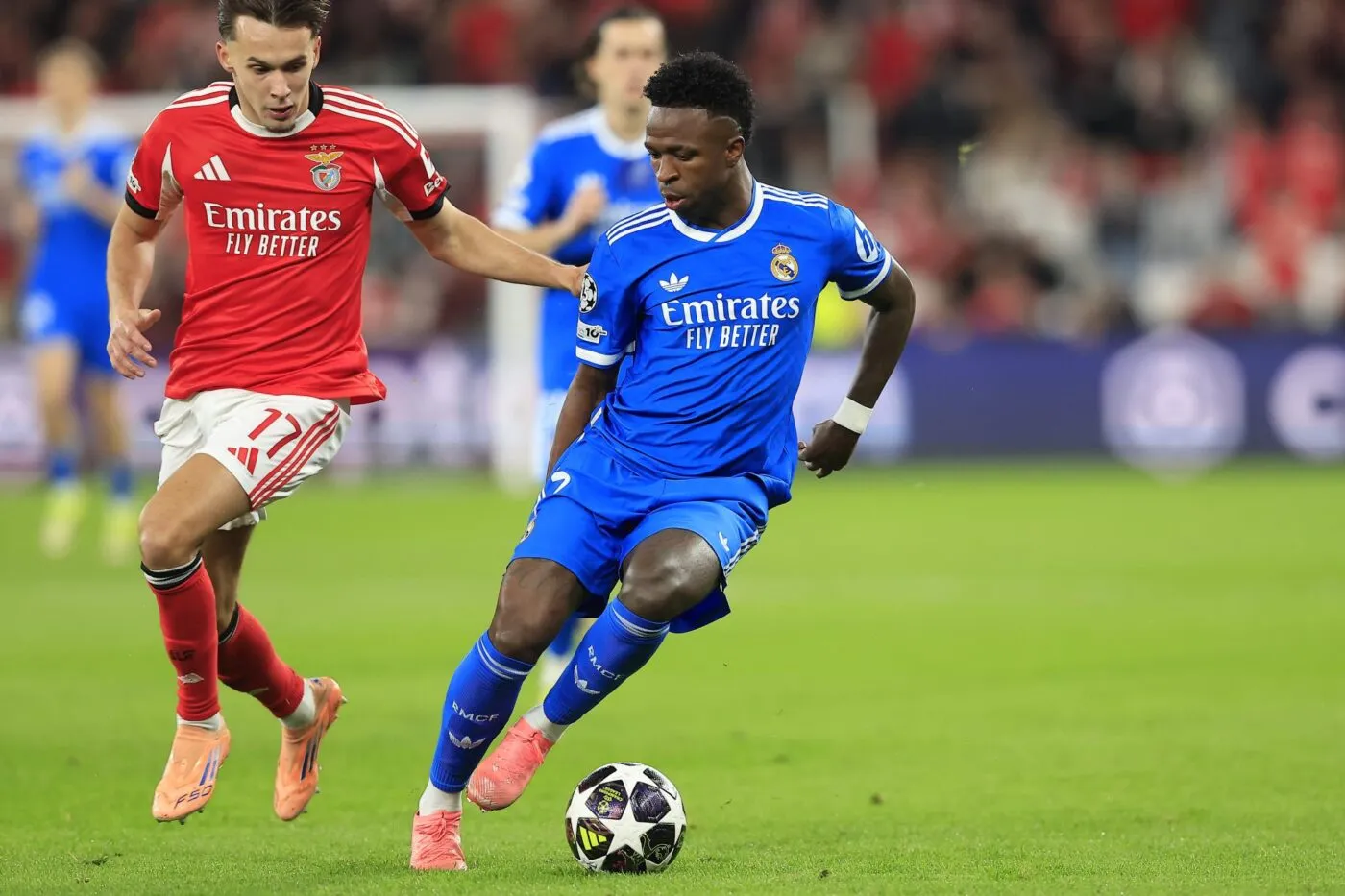 Vinícius accuse un joueur de Benfica de racisme, le match interrompu durant plusieurs minutes