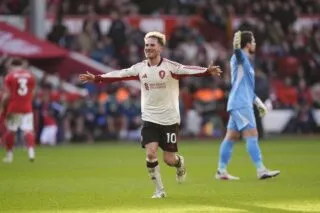 Liverpool s’en sort miraculeusement grâce à Alexis Mac Allister, Fulham renoue avec la victoire, Woverhampton continue de couler