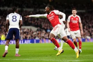 Arsenal foudroie Tottenham et conforte sa place de leader