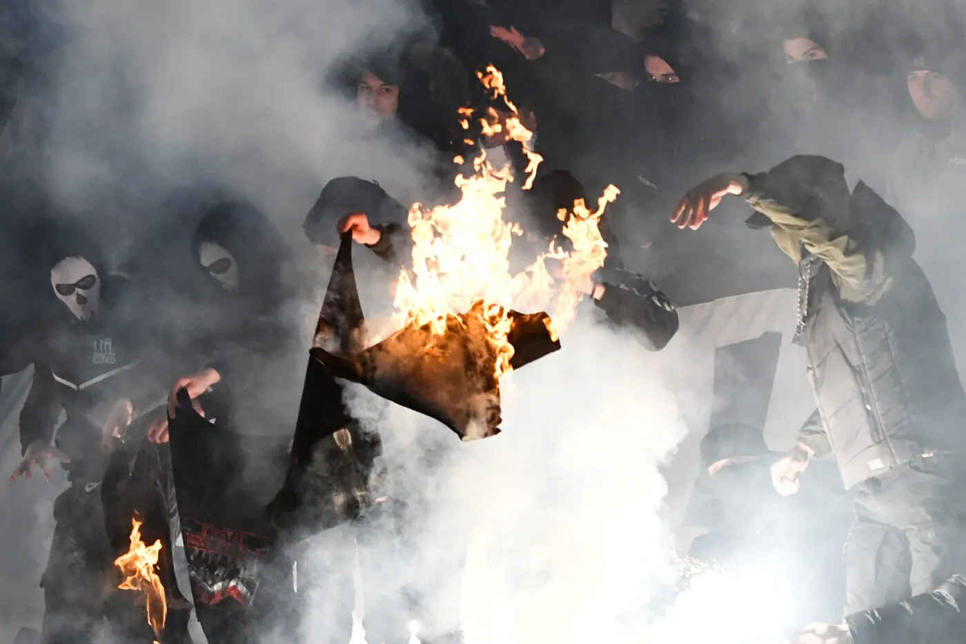 Un incendie en tribunes lors du derby de Belgrade
