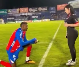 Quand un joueur costaricain demande son amoureuse en mariage sur la pelouse... et annonce leur rupture trois jours plus tard