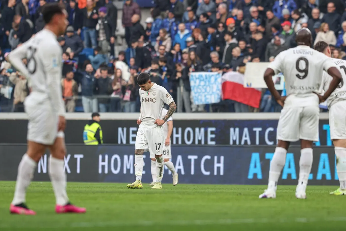 Un téléspectateur fan du Napoli insulte l’arbitre et se fait poignarder par sa femme