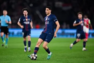 Une banderole de soutien à Achraf Hakimi aperçue dans les tribunes du Parc