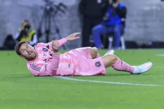Lionel Messi chute à cause d’un fan