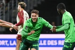 Saint-Etienne nouveau leader de Ligue 2 après avoir dépiauté Pau