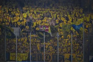 Les supporters du Brøndby démontent des grilles pour mieux voir le match