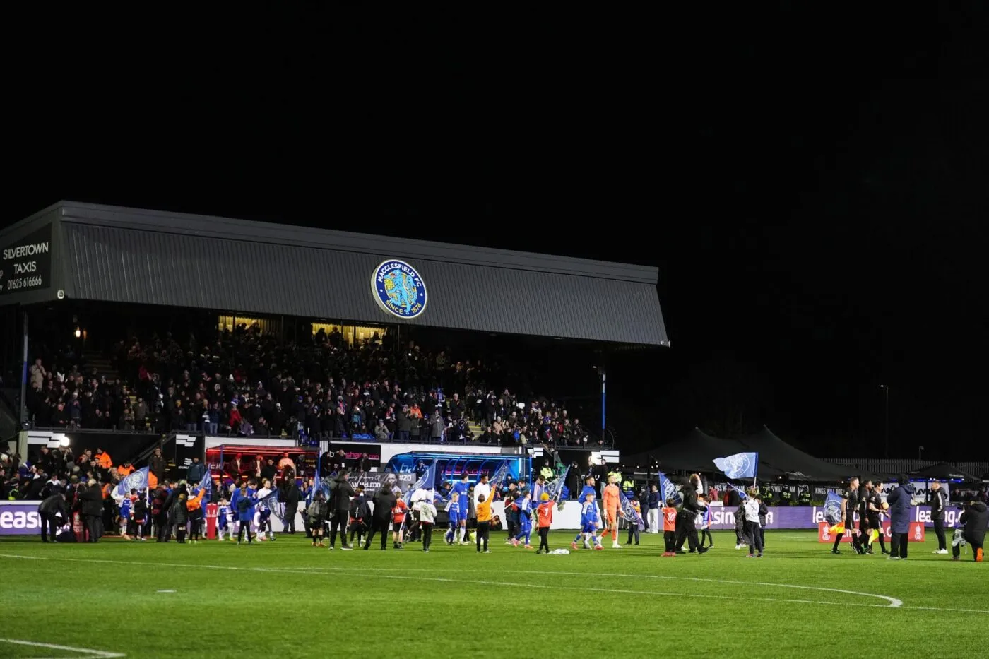 Le stade de Macclesfield ravagé par les flammes
