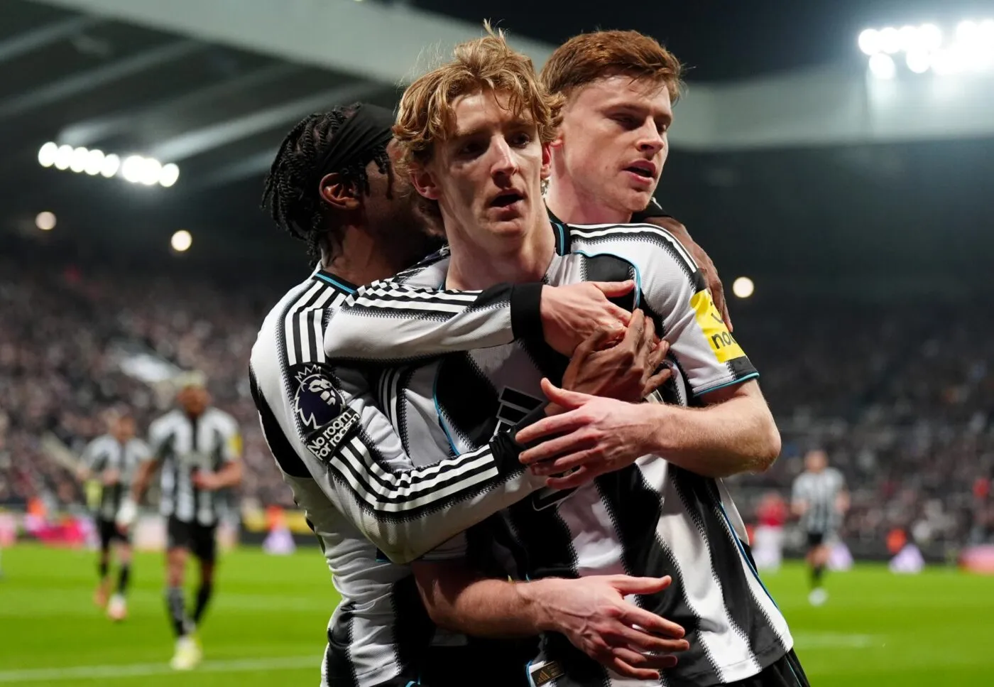 En infériorité numérique, Newcastle surclasse Manchester United avec un banger de William Osula