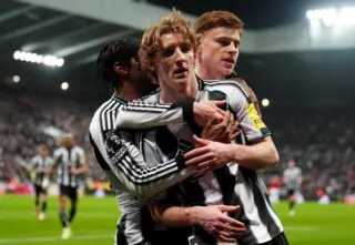 En infériorité numérique, Newcastle surclasse Manchester United avec un banger de William Osula