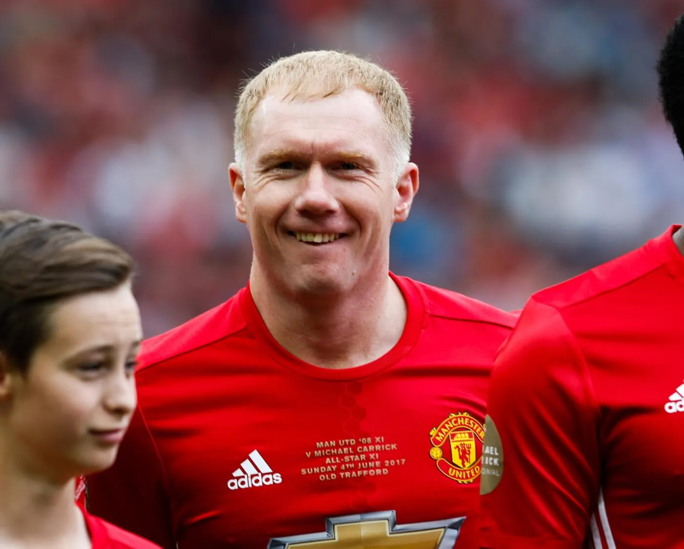 Paul Scholes envoie une balle perdue à Michael Carrick après la défaite de Manchester United