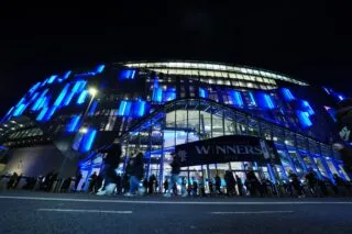 Désabusés, des supporters de Tottenham quittent le stade à la mi-temps