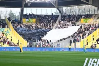En plein match, la Brigade Loire distribue une caricature de Waldemar Kita cirant les pompes de Nasser Al-Khelaïfi