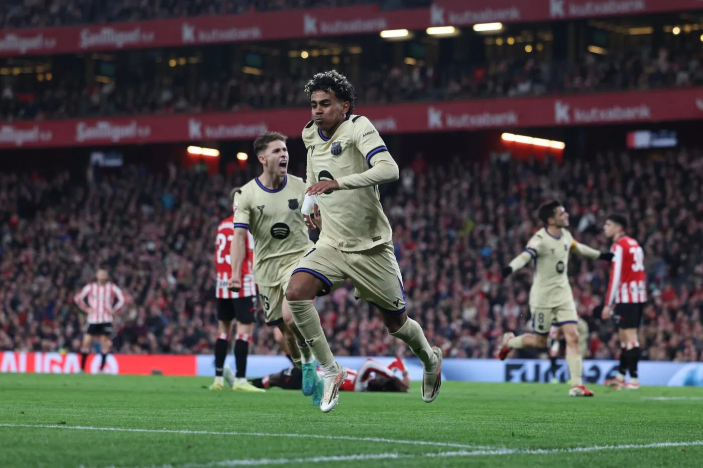 Lamine Yamal délivre le Barça à Bilbao