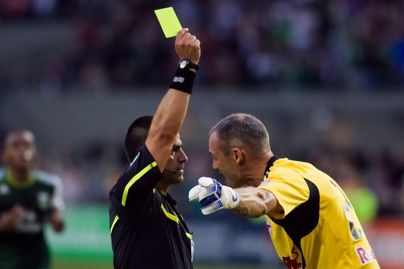 Au Brésil, un gardien écope d’un carton jaune… pour avoir repoussé le ballon avec ses mains