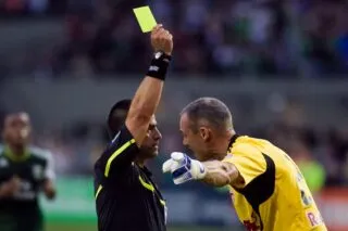 Au Brésil, un gardien écope d’un carton jaune... pour avoir repoussé le ballon avec ses mains