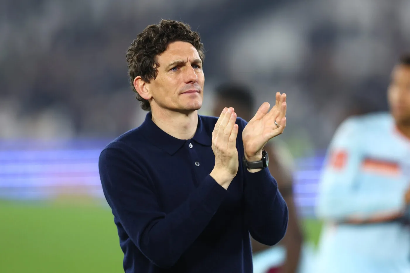 Le coach de Brentford au secours de son joueur après sa panenka foirée