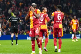 Victor Osimhen lâche quelques larmes devant le tifo de Galatasaray en son honneur
